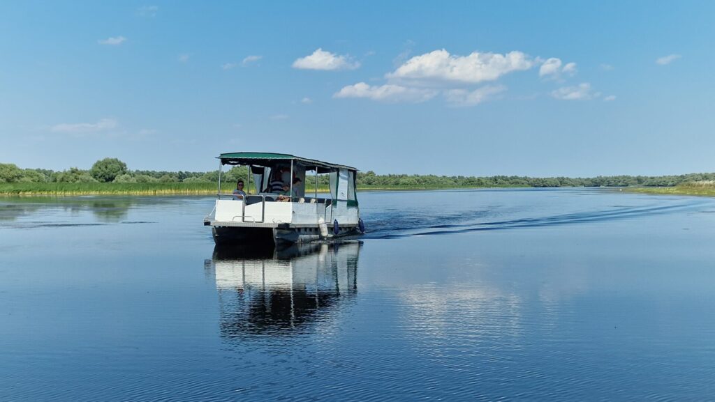 Excursii in Delta Dunarii cu un catamaran